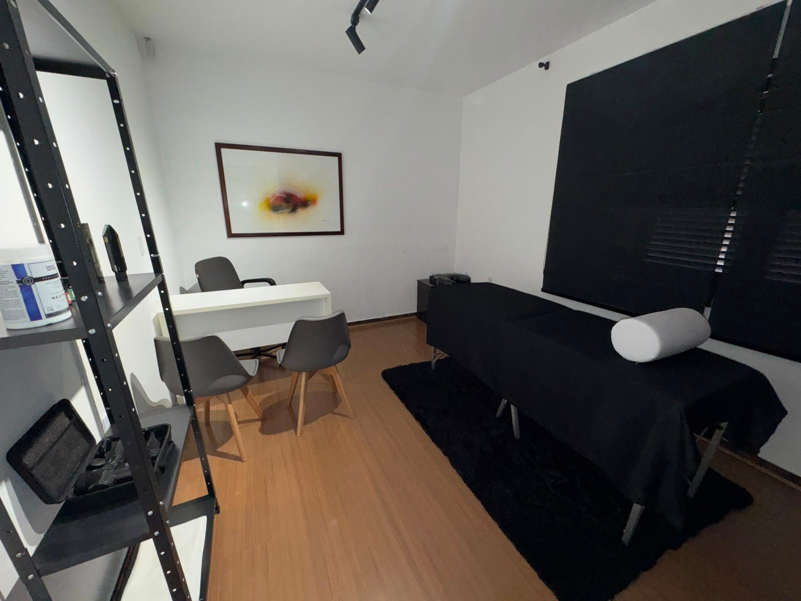 Sala de atendimento da Trias Coworking, espaçosa e confortável, em Mogi das Cruzes