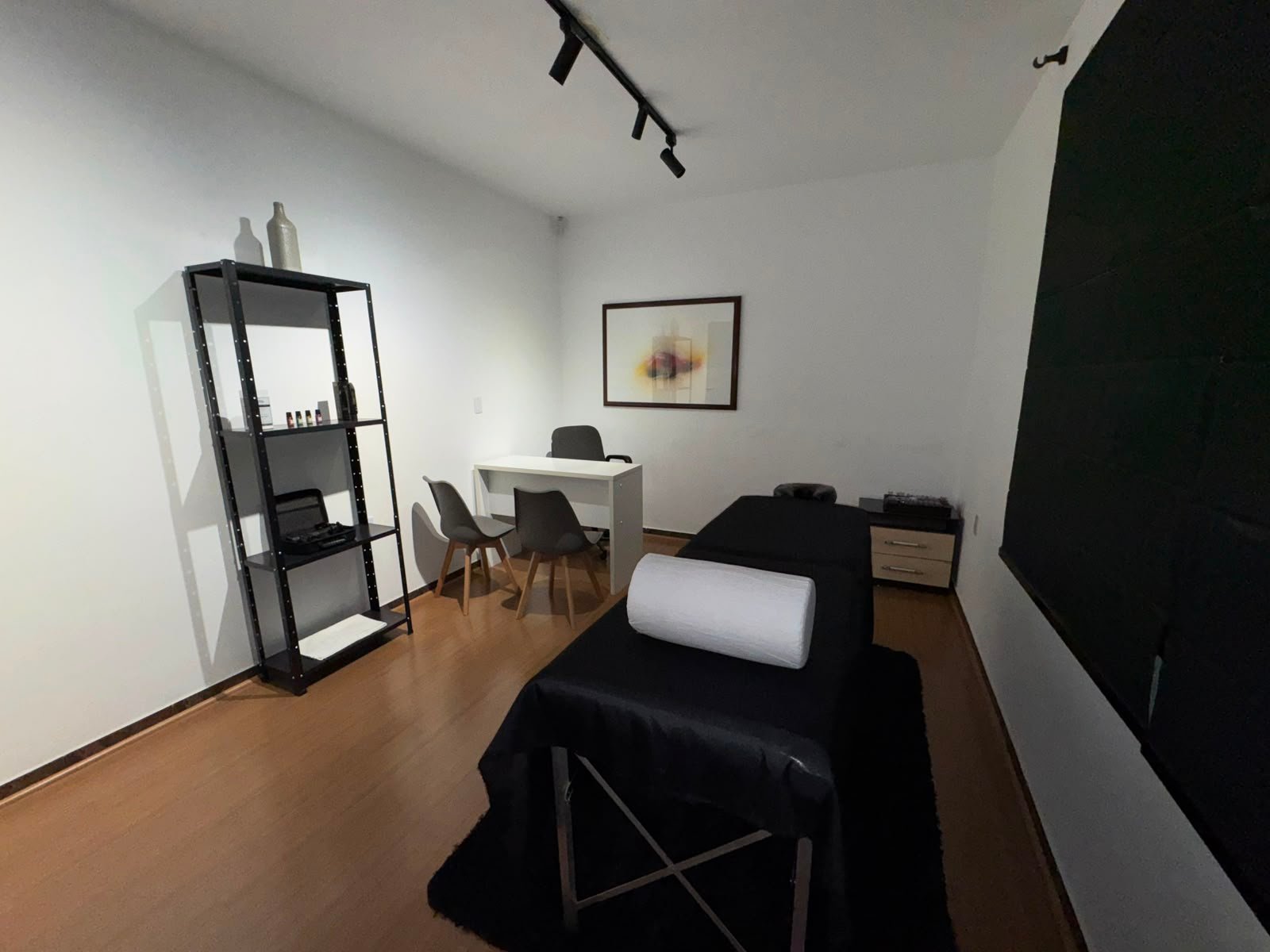Interior da sala da Trias Coworking em Vila Oliveira, Mogi das Cruzes – ambiente acolhedor para atendimento de saúde